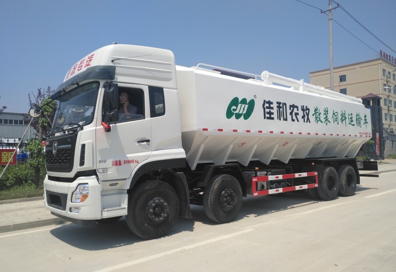 液壓散裝飼料車(chē)是怎么操作的？要注意哪些事項(xiàng)？